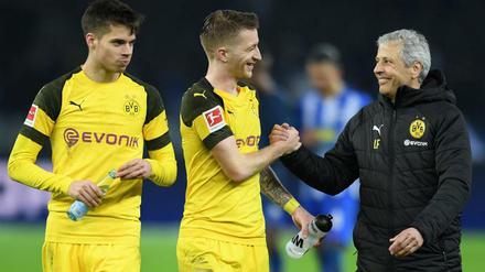 Das passt. Julian Weigl, Marco Reus und Lucien Favre (v. l. n. r.) freuen sich über drei wichtige Punkte.