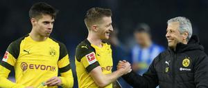 Das passt. Julian Weigl, Marco Reus und Lucien Favre (v. l. n. r.) freuen sich über drei wichtige Punkte.