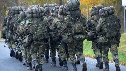 Bundeswehrsoldaten in der Grundausbildung marschieren. (Symbolbild)