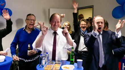 AfD-Spitzenkandidat Dirk Nockemann (2.v.l.) feiert mit Anhängern.