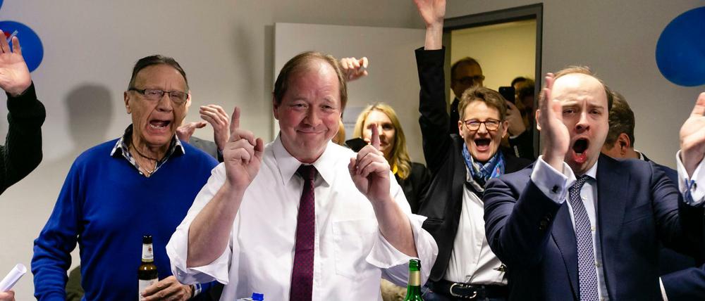 AfD-Spitzenkandidat Dirk Nockemann (2.v.l.) feiert mit Anhängern. 