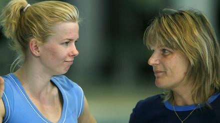 Olympiasiegerinnen unter sich: Andrea Pollack (rechts) im Gespräch mit Britta Steffen.