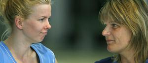 Olympiasiegerinnen unter sich: Andrea Pollack (rechts) im Gespräch mit Britta Steffen.