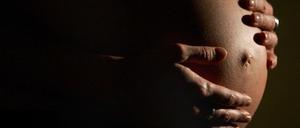 Trinkende Mütter schädigen in vielen Fällen ihre ungeborenen Kinder.