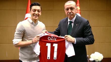 Der frühere Nationalspieler Mesut Özil und der türkische Präsident Recep Tayyip Erdogan.