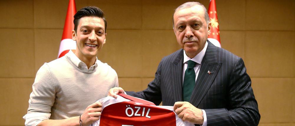 Der frühere Nationalspieler Mesut Özil und der türkische Präsident Recep Tayyip Erdogan.