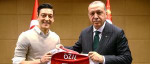 Der frühere Nationalspieler Mesut Özil und der türkische Präsident Recep Tayyip Erdogan.