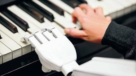 Helfende Hand? Wenn KI nicht als Gefahr, sondern als Unterstützung gesehen wird, überlassen ihr Menschen bereitwilliger Aufgaben. 