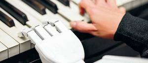 Helfende Hand? Wenn KI nicht als Gefahr, sondern als Unterstützung gesehen wird, überlassen ihr Menschen bereitwilliger Aufgaben.