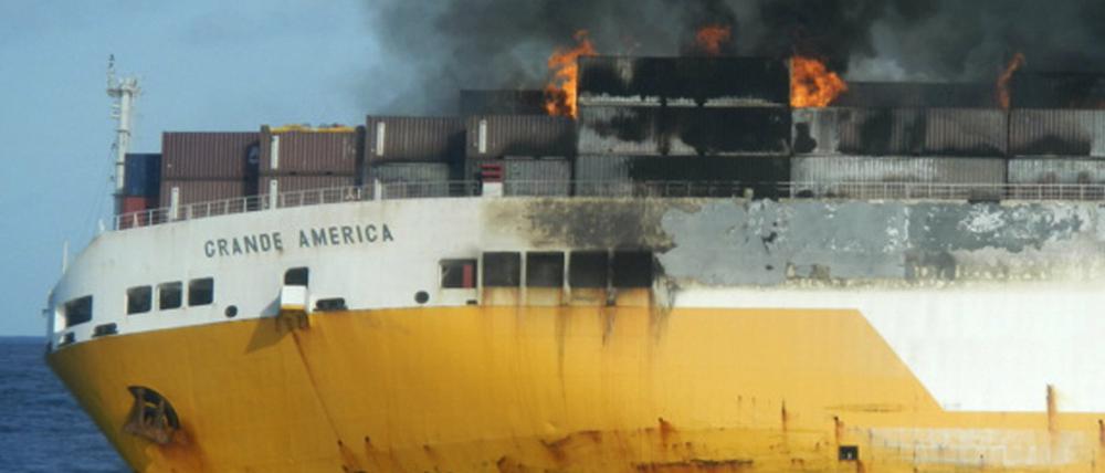 Das Containerschiff "Grande America" steht in Flammen im Golf von Biskaya vor der Westküste Frankreichs.