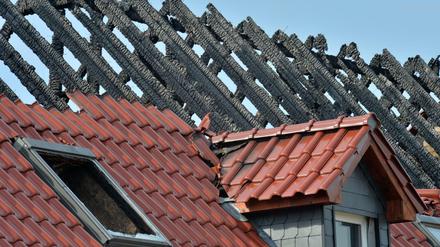 Der Dachstuhl eines ausgebranntes Hauses in Tröglitz im Jahr 2015. In dem Haus sollten Asylbewerber unterkommen. 