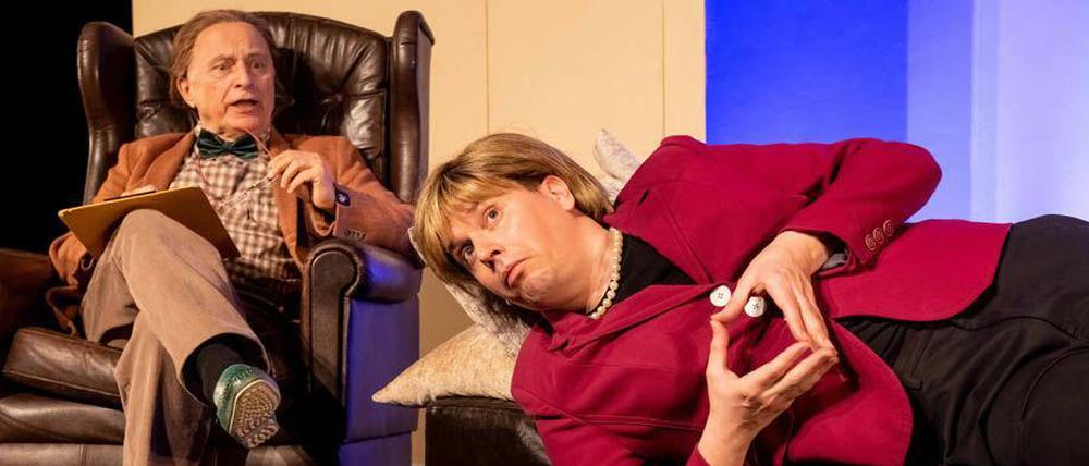 Angela Merkel liegt auf der Couch des Psychiaters, kann sich an der Anrede „Frau Bundeskanzlerin“ nicht satt hören.