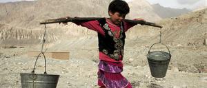 Ein Kind holt Wasser am Karakorum-Highway nahe Gez in der chinesischen Autonomen Region Xinjiang-Uighur.