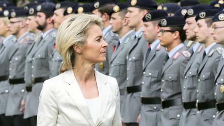 Verteidigungsministerin Ursula von der Leyen (CDU) bei einem Besuch an der Bundeswehr-Hochschule HSU in Hamburg. (Archiv)