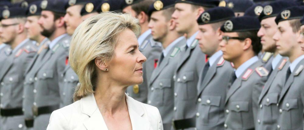 Verteidigungsministerin Ursula von der Leyen (CDU) bei einem Besuch an der Bundeswehr-Hochschule HSU in Hamburg. (Archiv)