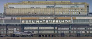 Seit über zehn Jahren steht hier der Flugverkehr still: der Hangar des Flughafen Tempelhof. 