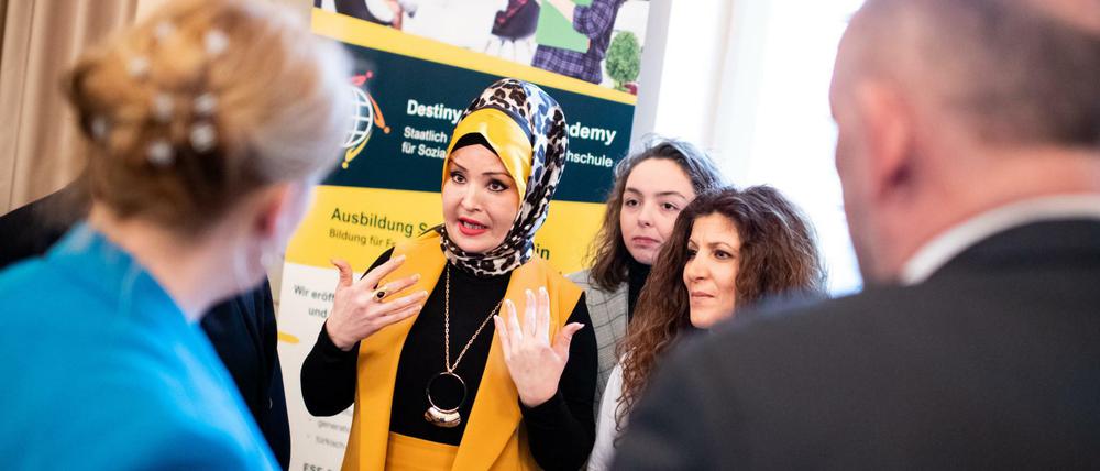 Anfang März in Berlin-Neukölln: Familienministerin Franziska Giffey (SPD, links) informiert sich über ein Förderprogramm für Mütter mit Migrationshintergrund.