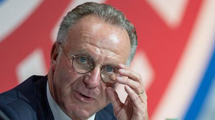 Schaut genau hin. Wenn's ums große Geld geht, ist Karl-Heinz Rummenigge ein aufmerksamer Beobachter.