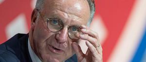 Schaut genau hin. Wenn's ums große Geld geht, ist Karl-Heinz Rummenigge ein aufmerksamer Beobachter.