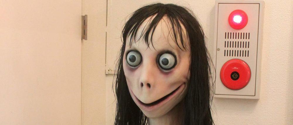 „Vogelfrau“ mit langen, strähnigen Haaren, riesengroßen Augen und einem breiten, sichelförmigen Mund: "Momo".