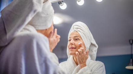 Die tägliche Creme-Routine dient eher der Wellness, als dass sie einen tatsächlichen Effekt auf Falten hätte.