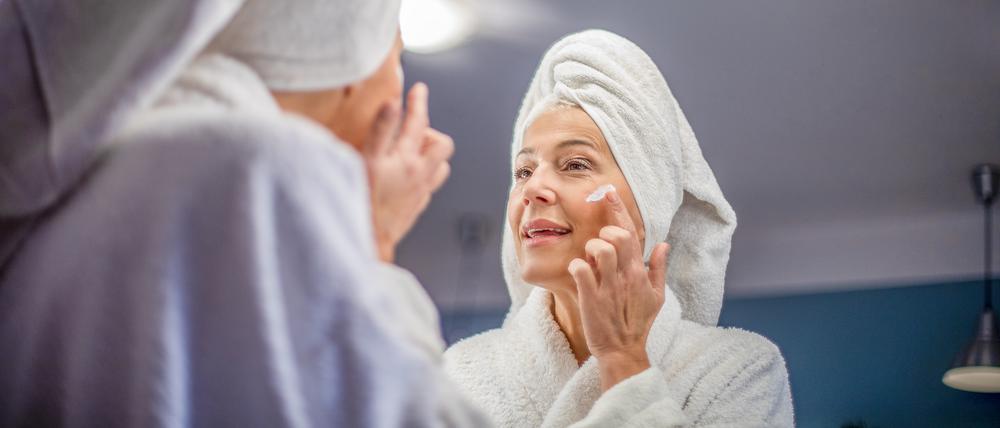 Die tägliche Creme-Routine dient eher der Wellness, als dass sie einen tatsächlichen Effekt auf Falten hätte.