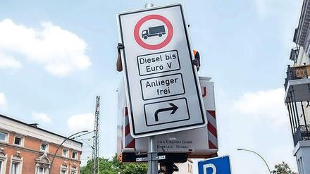 Ähnliche Schilder wie dieses in Hamburg sollen im Juni 2019 auch in Berlin aufgestellt werden. Allerdings betreffen die Diesel-Durchfahrverbote hier nicht nur Lastwagen.
