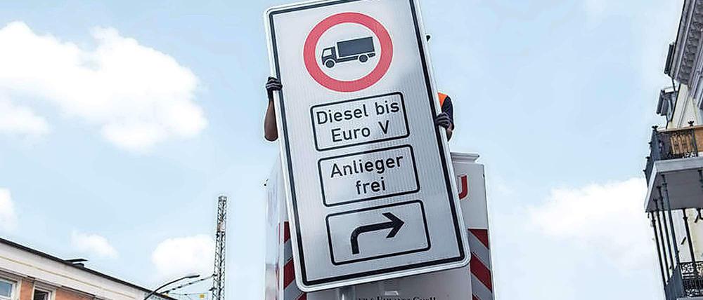 Ähnliche Schilder wie dieses in Hamburg sollen im Juni 2019 auch in Berlin aufgestellt werden. Allerdings betreffen die Diesel-Durchfahrverbote hier nicht nur Lastwagen.