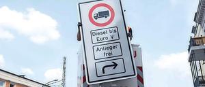 Ähnliche Schilder wie dieses in Hamburg sollen im Juni 2019 auch in Berlin aufgestellt werden. Allerdings betreffen die Diesel-Durchfahrverbote hier nicht nur Lastwagen.