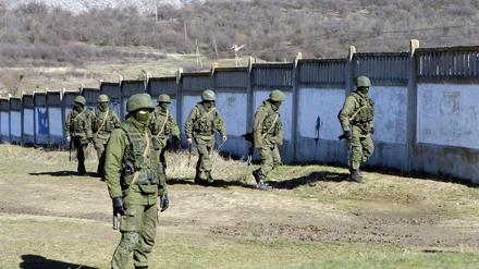 Maskierte Soldaten während der Krim-Annexion in Perewalnoje