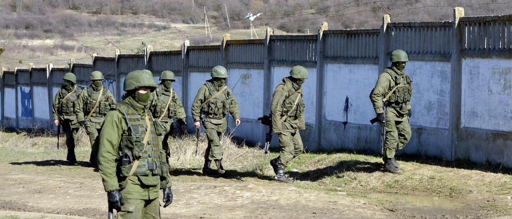 Maskierte Soldaten während der Krim-Annexion in Perewalnoje