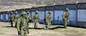 Maskierte Soldaten während der Krim-Annexion in Perewalnoje