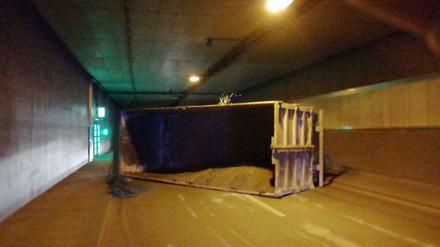 Lkw im Flughafentunnel umgekippt.
