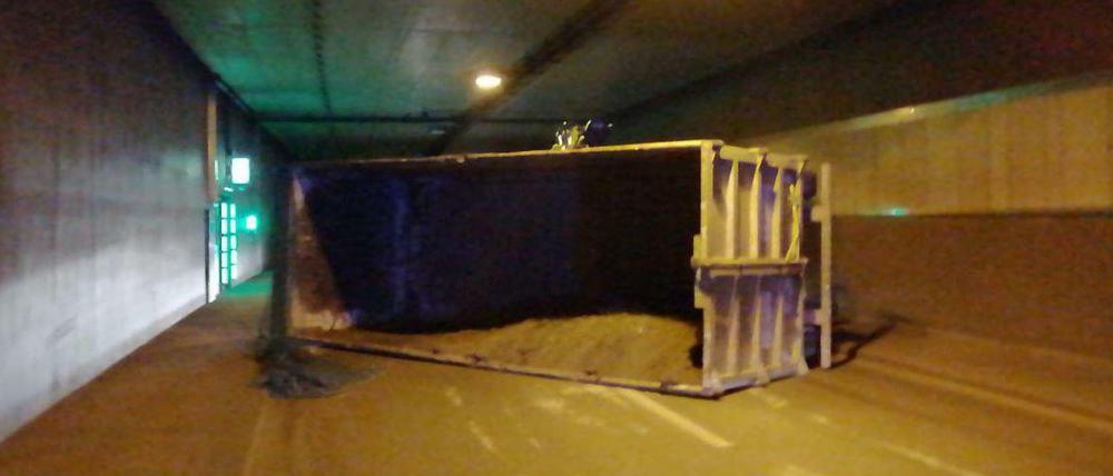 Lkw im Flughafentunnel umgekippt.