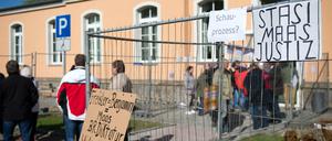 Im April 2017 standen die vier Männer aus Arnsdorf wegen des Vorwurfs der Freiheitsberaubung in Kamenz vor Gericht - aus Sicht ihrer Unterstützter ein Schauprozess.