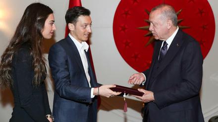 Er hat es wieder getan: Mesut Özil und seine Verlobte trafen den türkischen Präsidenten Recep Tayyip Erdogan. 