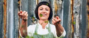 Rebecca Clopath hat sich als „Naturköchin aus Leidenschaft“ neu erfunden und pflegt in Workshops im schweizerischen Lohn eine ultrakonsequente Regionalküche.