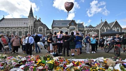 Sie stehen zusammen. Menschen aus Neuseeland gedenken am Botanischen Garten in Christchurch den Terroropfern des Anschlages auf zwei Moscheen, die bislang 50 Menschen muslimischen Glaubens aus dem Leben riss. In Berlin gibt es am Mittwoch ein interreligiöses Gedenken, um 18 Uhr in der Parochialkirche in Mitte.