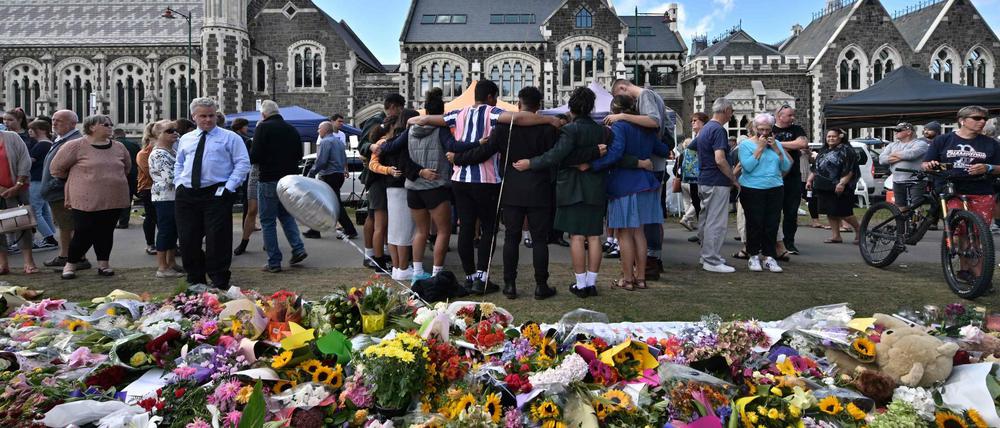 Sie stehen zusammen. Menschen aus Neuseeland gedenken am Botanischen Garten in Christchurch den Terroropfern des Anschlages auf zwei Moscheen, die bislang 50 Menschen muslimischen Glaubens aus dem Leben riss. In Berlin gibt es am Mittwoch ein interreligiöses Gedenken, um 18 Uhr in der Parochialkirche in Mitte.