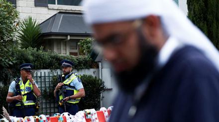 Polizisten und ein Passant vor der Al-Noor-Moschee im neuseeländischen Christchurch.