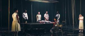 Gruppenbild am Billardtisch. Szene aus "Black".