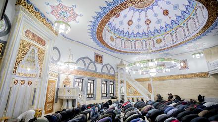 Gläubige in der Mevlana-Moschee in Berlin-Kreuzberg, die 2014 nach einem Brandanschlag ausgebrannt war.