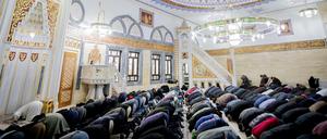 Gläubige in der Mevlana-Moschee in Berlin-Kreuzberg, die 2014 nach einem Brandanschlag ausgebrannt war.