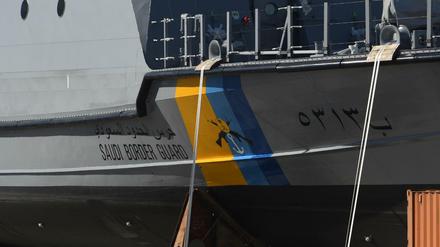  Ein Küstenschutzboot für Saudi-Arabien wird im Hafen Mukran auf ein Transportschiff verladen. 