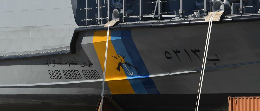 Ein Küstenschutzboot für Saudi-Arabien wird im Hafen Mukran auf ein Transportschiff verladen.