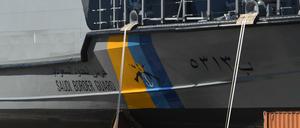  Ein Küstenschutzboot für Saudi-Arabien wird im Hafen Mukran auf ein Transportschiff verladen. 