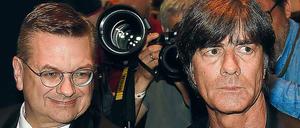 Gesichter zur Krise. Verbandspräsident Reinhard Grindel (l.) und Bundestrainer Joachim Löw gaben zuletzt ein schräges Bild ab.