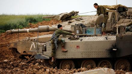 Israelische Panzer sind an der Grenze zum Gazastreifen aufgezogen
