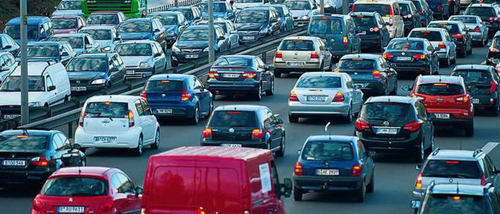 Dicht an dicht. Die Berliner A 100 gehört zu den am stärksten befahrenen Autobahnabschnitten Deutschlands. Foto: Tim Brakemeier/dpa