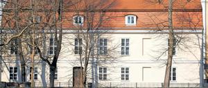Blick auf die Fassade des Schoeler-Schlösschens in der Wilhelmsaue in Berlin-Wilmersdorf.
